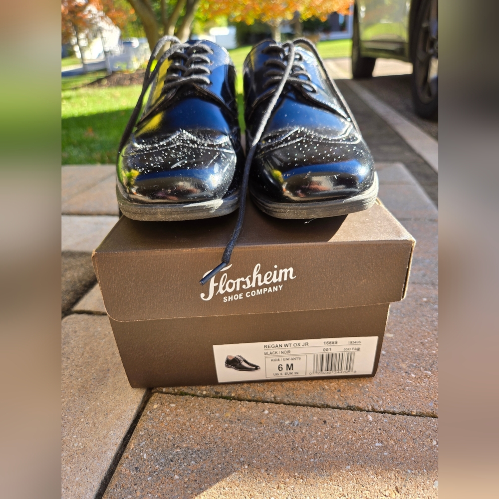 Florsheim Kids size 6 Black wing tip dress shoes